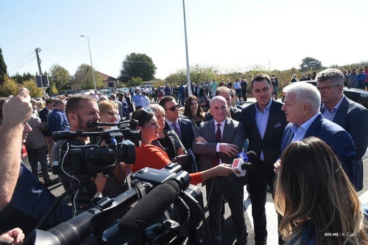 Premijer Marković na pitanja novinara: Državni simboli se moraju poštovati u svakoj zemlji, Vlada će istrajati u predloženim izmjenama zakona