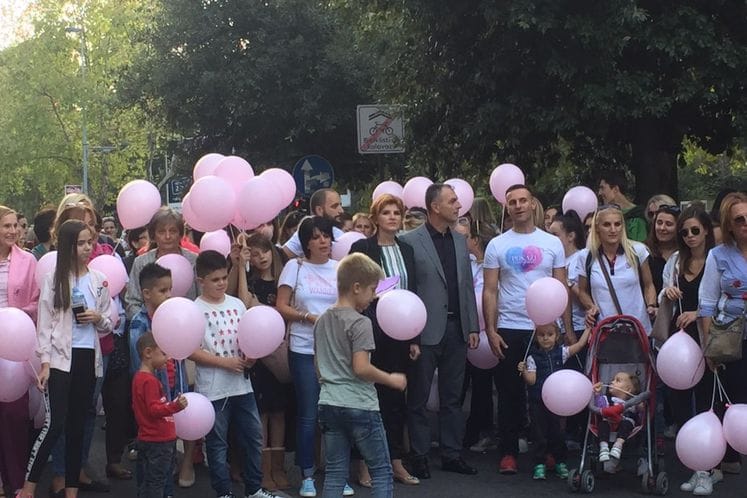 Nekoliko stotina građana prošetalo Podgoricom u znak borbe protiv raka dojke