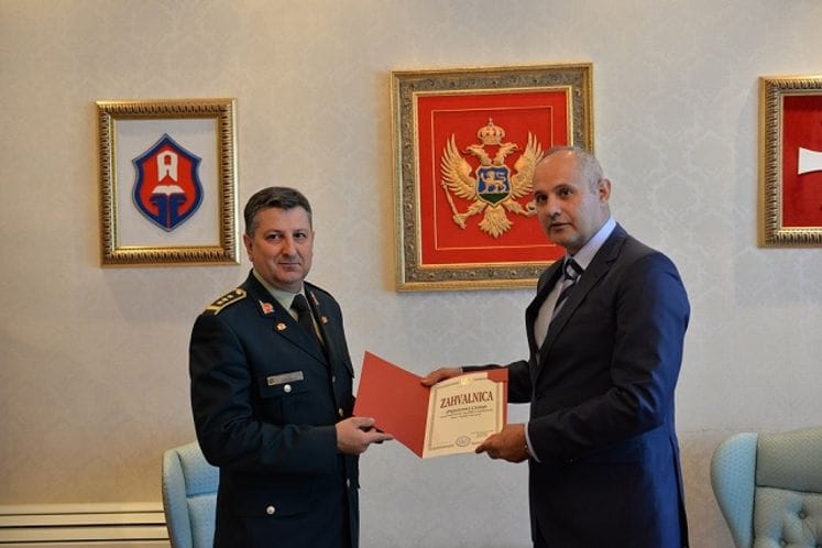 Pukovnik Brajković uručio zahvalnicu gradu Cetinju za podršku u organizaciji proslave Dana Vojske