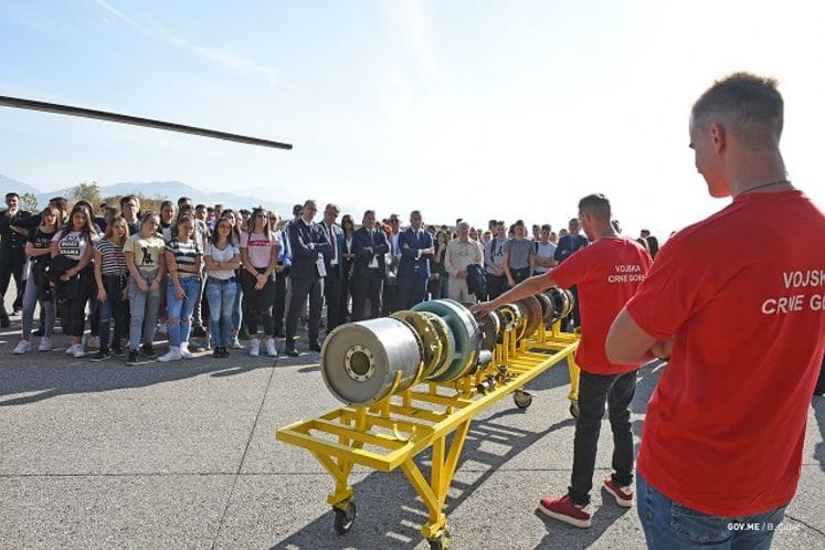 VCG jača saradnju sa srednjim stručnim školama: Učenici sa vojnicima na aerodromu Golubovci