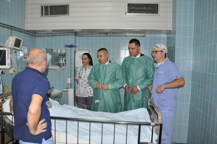 Direktor Veljović sa saradnicima u Institutu za bolesti djece posjetio djevojčicu koju je pogodio zalutali metak