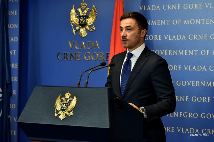 Ministar Bogdanović: Za neustajanje prilikom izvođenja himne kazna od 300 do 2.000 eura