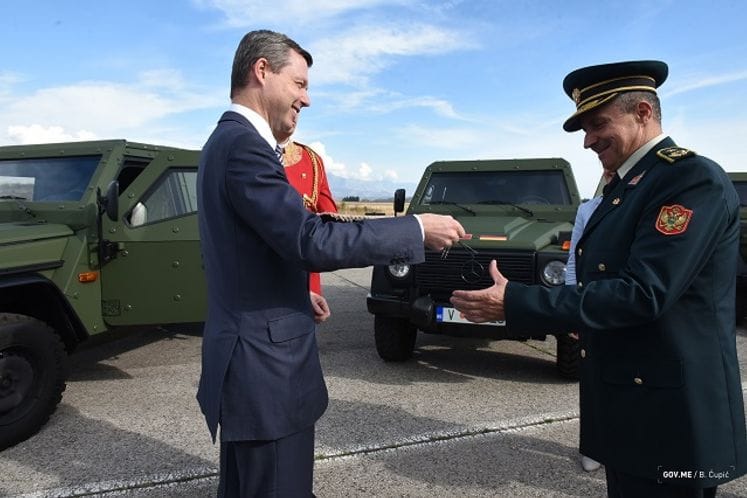 Državni sekretar u njemačkom Ministarstvu odbrane uručio generalu Dakiću ključeve lakooklopnih vozila