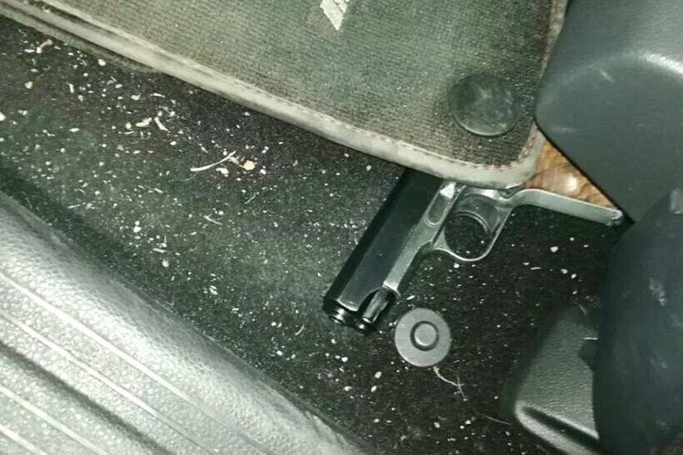 Policija u Podgorici lišila slobode tri lica i oduzela tri pištolja, heroin i skank