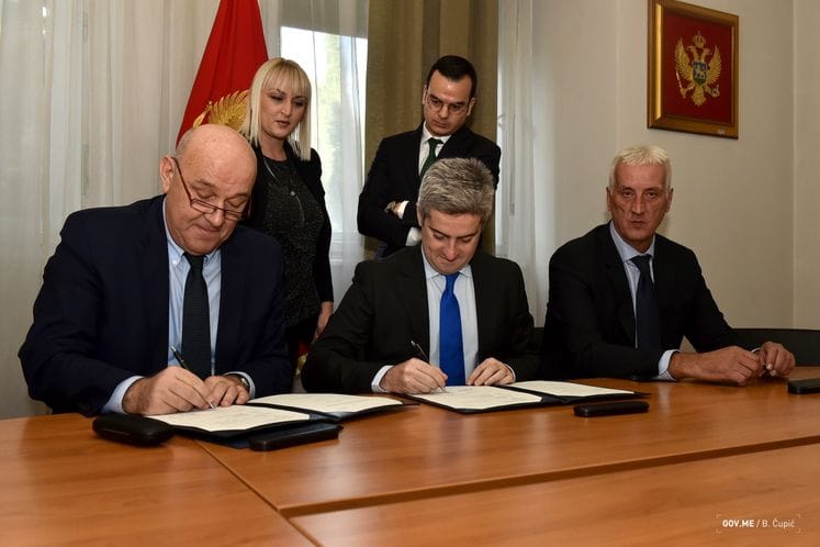 SAOPŠTENJE: Potpisan Ugovor o kreditu sa EIB-om za rekonstrukciju 5 magistralnih pravaca u Crnoj Gori Ministar Radunović: U velikoj mjeri radimo na unapređenju putne infrastrukture