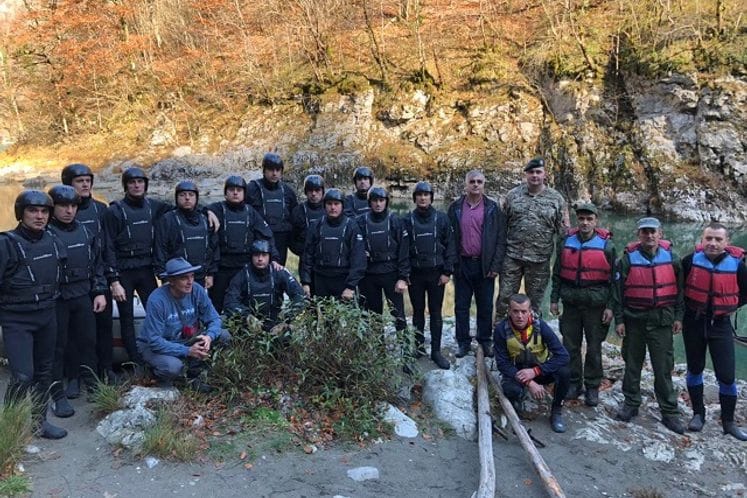 Pripadnici Treće pješadijske čete u akciji čišćenja korita Tare