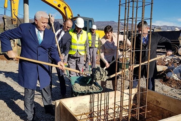 Danilovgrad: Premijer Marković postavio kamen temeljac za zgradu namijenjenu zaposlenima u Ministarstvu odbrane i VCG