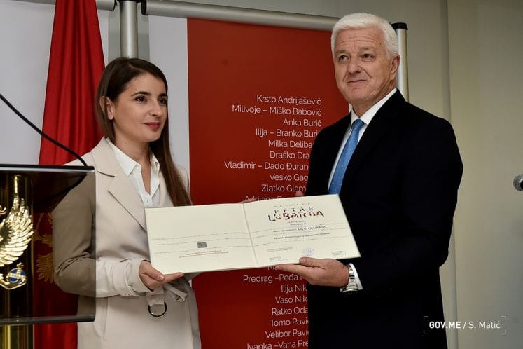 Premijer Duško Marković uručio državnu nagradu „Petar Lubarda“ umjetnici Milki Delibašić