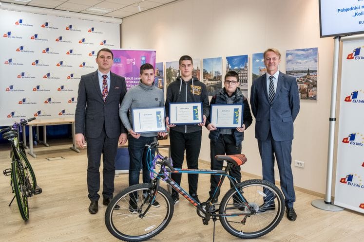 Pobjednicima kviza „Koliko znaš o EU?“ uručene nagrade