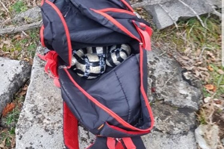 Policija pronašla oko 2,1 kg heroina; intenzivno se traga za osumnjičenim licima