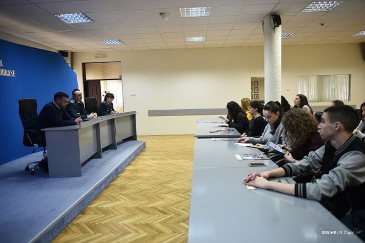 Deset srednjoškolaca iz više crnogorskih gradova posjetilo Ministarstvo odbrane