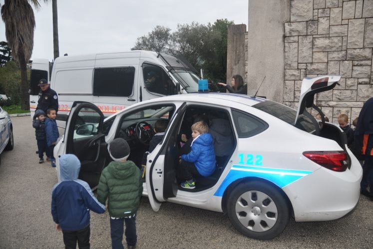 Herceg Novi: Djeca iz vrtića učila od policijskih službenika osnove bezbjednosti saobraćaja – „Bezbjedno od kuće do vrtića“