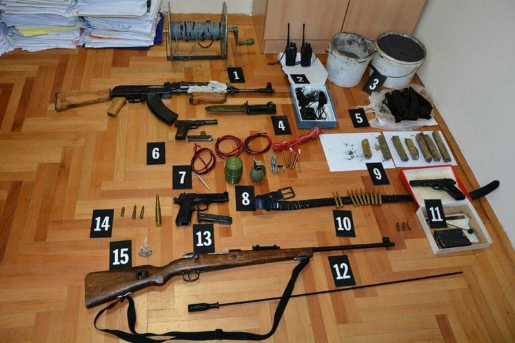 Danilovgrad: Pretresi na više lokacija; pronađeno oružje, eksplozivne naprave, municija i drugi predmeti; dva lica lišena slobode