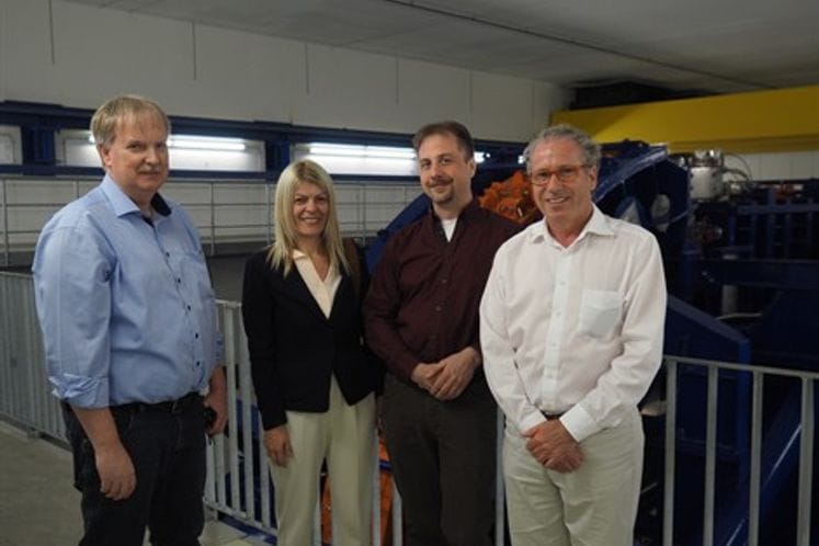 Minister of Science visits first Institute in Europe for hadron cancer therapy using Ion HIT in Heidelberg