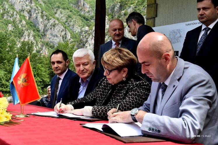 PM Marković at signing of contract for construction of two chairlifts in northern region worth EUR 12 million: You see that we deliver on our promises