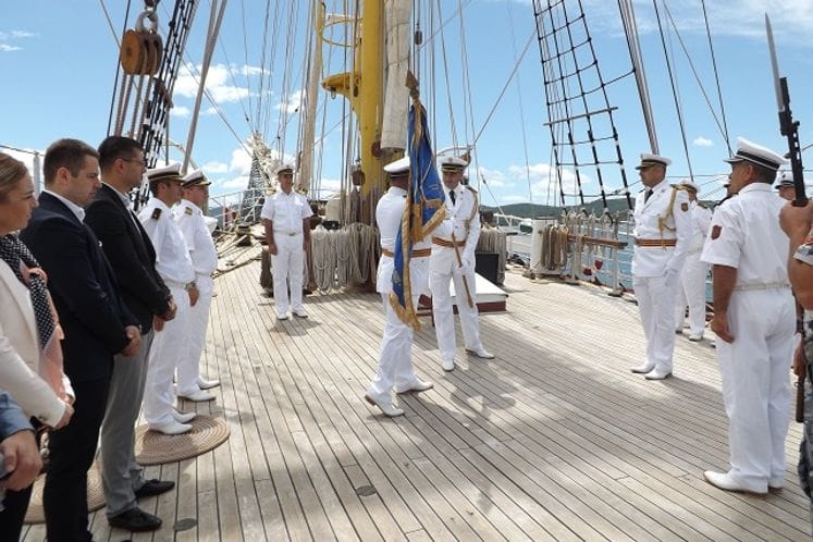 Izvršena primopredaja dužnosti komandanta školskog broda "Jadran"