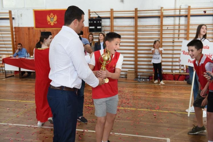 PROGLAŠENI POBJEDNICI: OŠ ,,Radojica Perović” iz Podgorice i ,,Jugoslavija” iz Bara, prvaci školskog KUP-a Crne Gore u košarci i odbojci