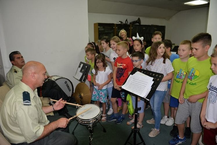 Djeca iz Kreativnog centra „Urban kids“ u posjeti Vojnom orkestru
