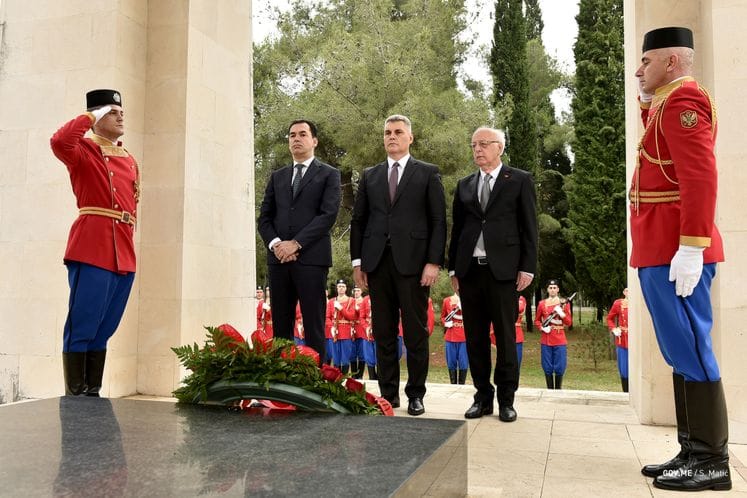 Delegacija Crne Gore položila vijenac na spomenik Partizanu borcu na brdu Gorica