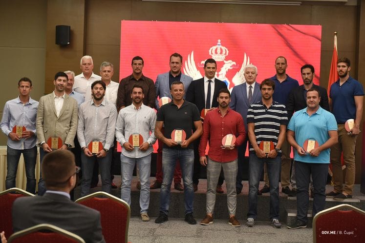 Premijer Duško Marković uručio plakete zlatnim crnogorskim vaterpolistima iz Malage 2008: prva crnogorska medalja pretvorila se u nacionalnu buktinju