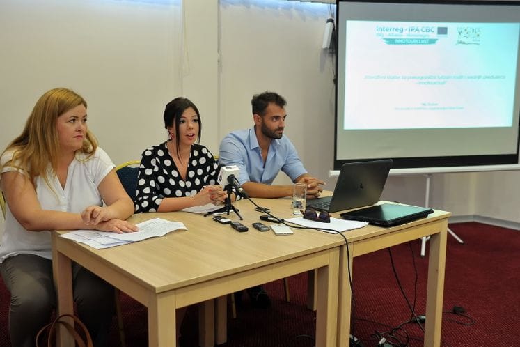 Saopštenje: NTO CG predstavila projekat „Inovativni klaster za mala i srednja poduzeća u prekograničnom turizmu – “INNOTOURCLUST”
