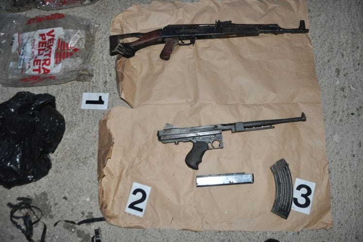 U nastavku akcije SPO a u vezi sa lišenjem slobode članova kriminalne organizacije i u kojoj je do sada osumnjičeno 19 lica nađene zakopane dvije automatske puške, municija i okvir / FOTO I VIDEO