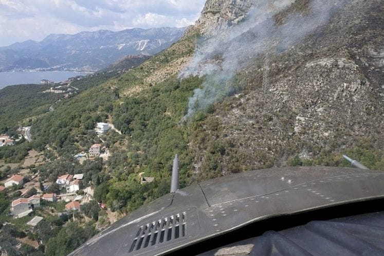 Uspješno položen ispit: Vojni Bell 412 EP danas prvi put učestvovao u gašenju požara