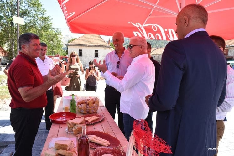 Premijer Marković na sastanku sa rukovodstvom Prijestonice i turističkim i poljoprivrednim poslenicima sa Njeguša: Vlada će pomagati dalji razvoj i valorizaciju bogatih potencijala njeguškog kraja