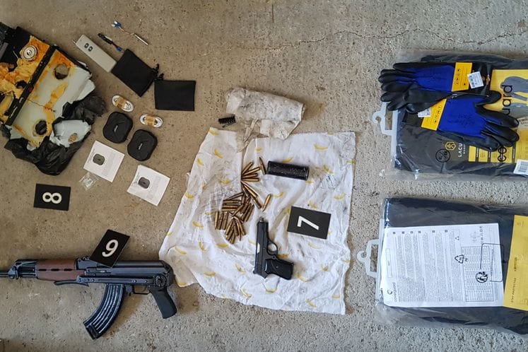 Nikšić: Policija tokom današnjih petresa pronašla sredstva namijenjena izvršenju teških krivičnih djela protiv života i tijela; oduzeti eksploziv, oružje, municija, uređaj za praćenje i drugi predmeti