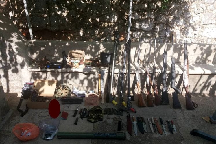 Herceg Novi: Kod lica koje je lažno prijavilo ubistvo u pokušaju pronađeni i oduzeti oružje, municija, droga, silikonska maska i drugi predmeti; osumnjičeni lišen slobode