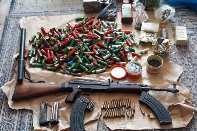 Bar: Lišeno slobode naoružano lice koje se potraživalo; prilikom njegovog savlađivanja dva policijska službenika zadobila povrede – u kući ovog lica potom otkriven arsenal oružja i municije