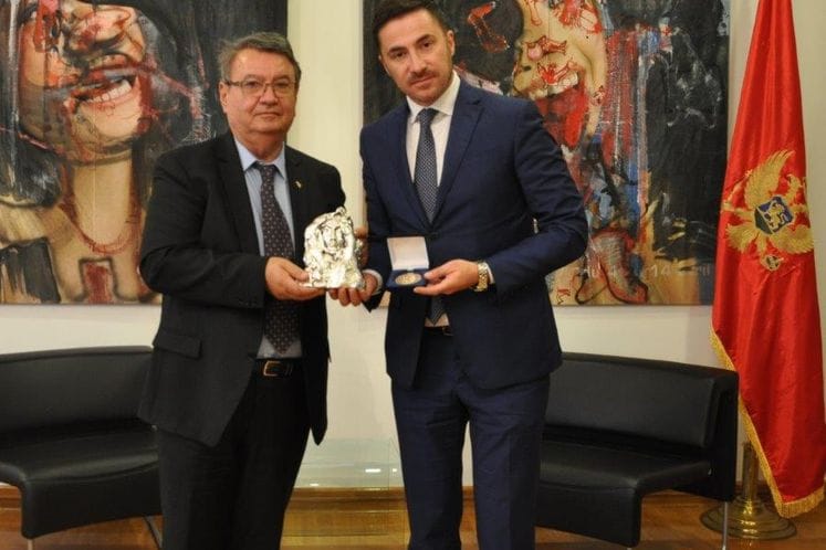 Predsjedniku Vlade Dušku Markoviću dodijeljena "Zlatna medalja" za doprinos nezavisnosti Crne Gore