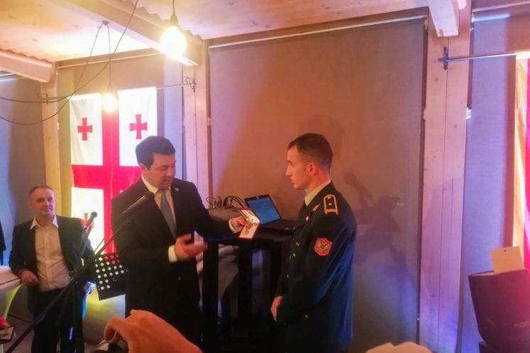 Predsjednik Parlamenta Gruzije odlikovao pripadnika Pješadijskog bataljona Vojske Crne Gore