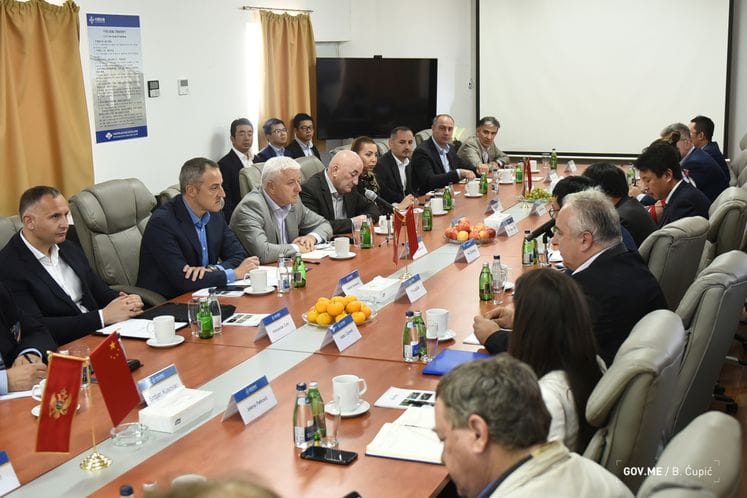 PM Marković meets motorway builders: Congratulations on "Moračica" junction, I am satisfied with works, expect even more attention, concentration, efficiency in future