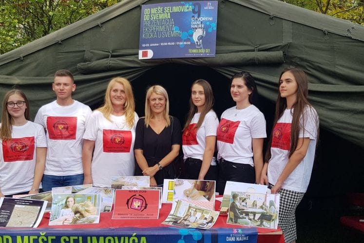Minister Damjanović presents awards to Rožaje Gymnasium students