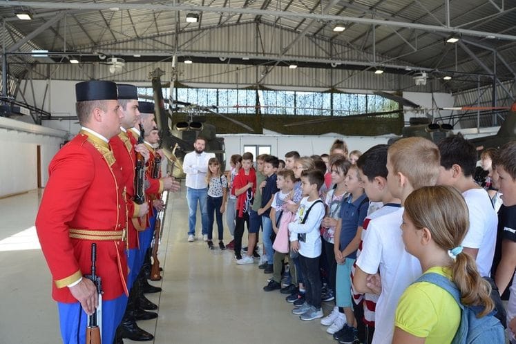 Djeca uživala u druženju sa Vojskom Crne Gore na vojnom aerodromu