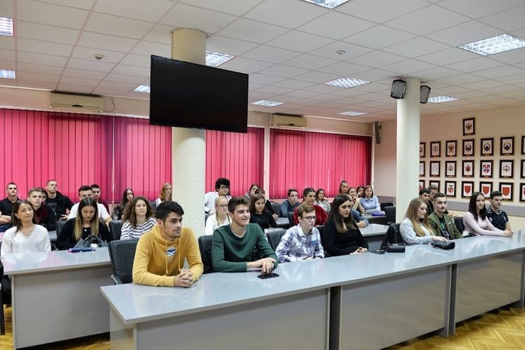 Volkov sa srednjoškolcima o vojnom pozivu