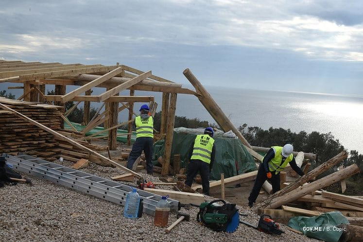 U Ulcinju srušen nelegalni objekat nakon što je uhapšen izvođač radova koji je nastavio bespravnu gradnju uprkos rješenju o zabrani U Ulcinju srušen nelegalni objekat nakon što je uhapšen izvođač radova koji je nastavio bespravnu gradnju uprkos rješenju o zabrani