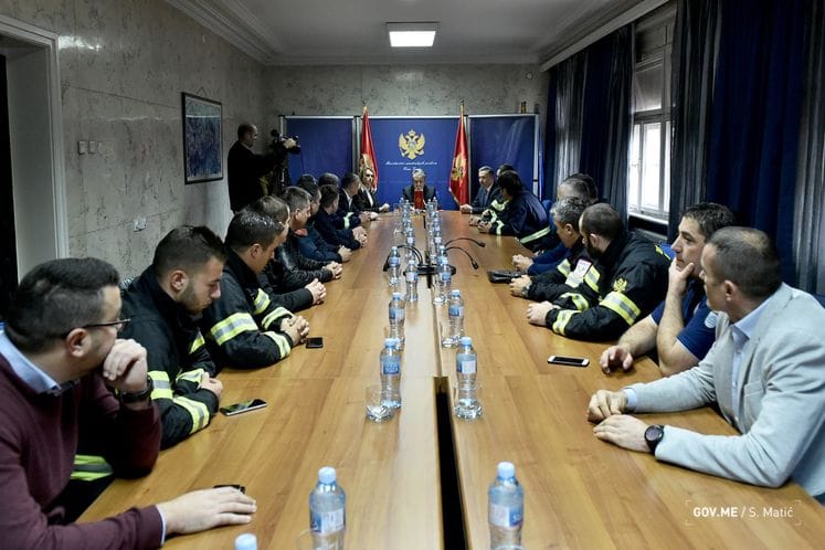 Ministar Nuhodžić novčano nagradio pripadnike Nacionalnog tima za traganje i spašavanje iz ruševina