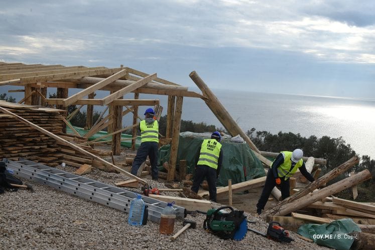 Saopštenje: U Ulcinju uklonjen nelegalni objekat nakon što je uhapšen izvođač radova koji je nastavio bespravnu gradnju uprkos rješenju o zabrani