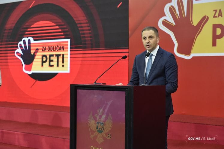 Dodijenjene nagrade za 526 đaka i nastavnika: Vi prenosite baklju znanja