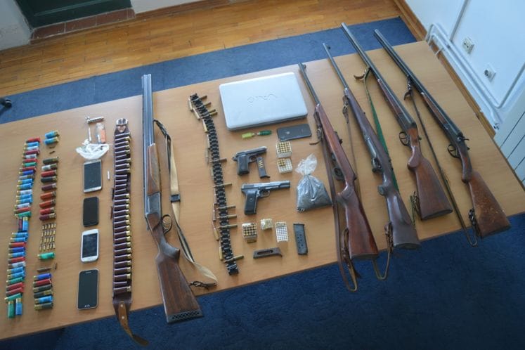 Cetinje: Policija pretresima pronašla i oduzela oružje, municiju, drogu i sredstva komunikacije; oduzeta i dva vozila