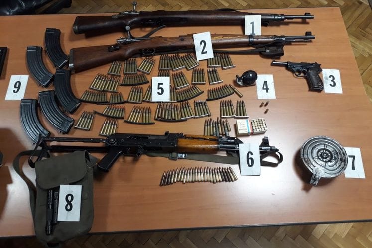 Bijelo Polje: Pretresom na dvije lokacije policija pronašla i oduzela oružje, municiju i ručnu bombu
