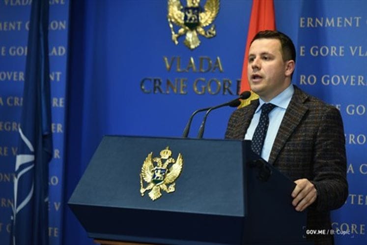 Number of employees at local level decreased by 475 in first six months