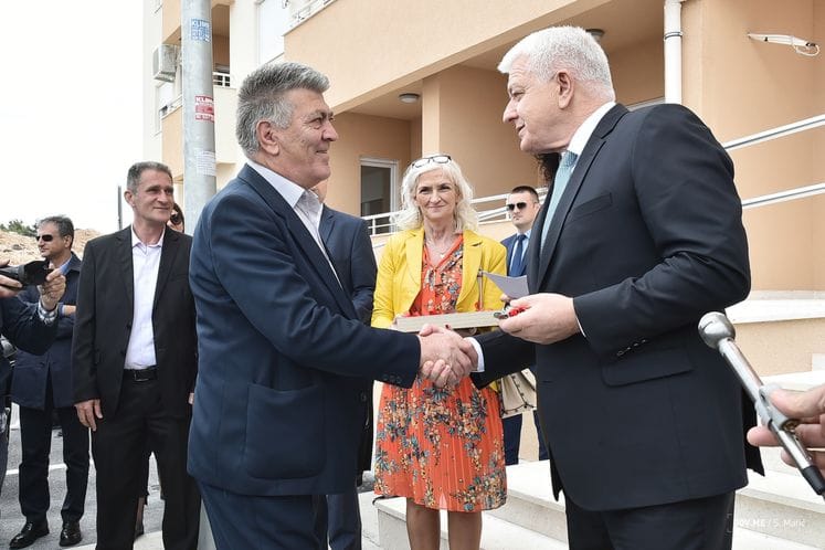PM Marković delivers key to ten new flats for healthcare workers: We will continue to improve quality of life of healthcare workers