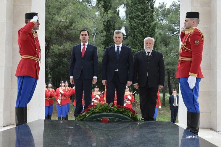 Delegacija Crne Gore položila vijenac na spomenik Partizanu borcu na brdu Gorica