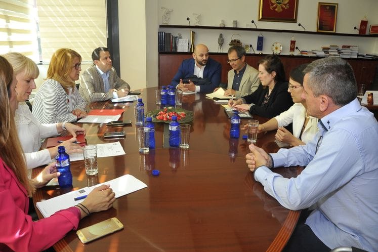 Otvoriti dijalog o svim otvorenim pitanja u oblasti slobodnog pristupa informacijama