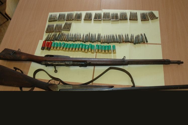 Policija u Podgorici i Nikšiću pronašla i oduzela 20 komada oružja, veću količinu municije i druge predmete