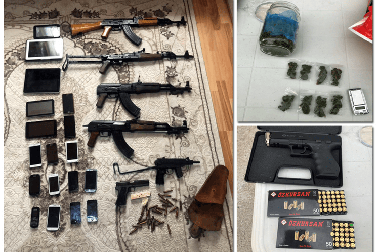 Podgorička policija lišila slobode osumnjičenog koji je u tzv. štek stanu držao četiri automatske puške, automatski pištolj, dva pištolja, municiju i drogu