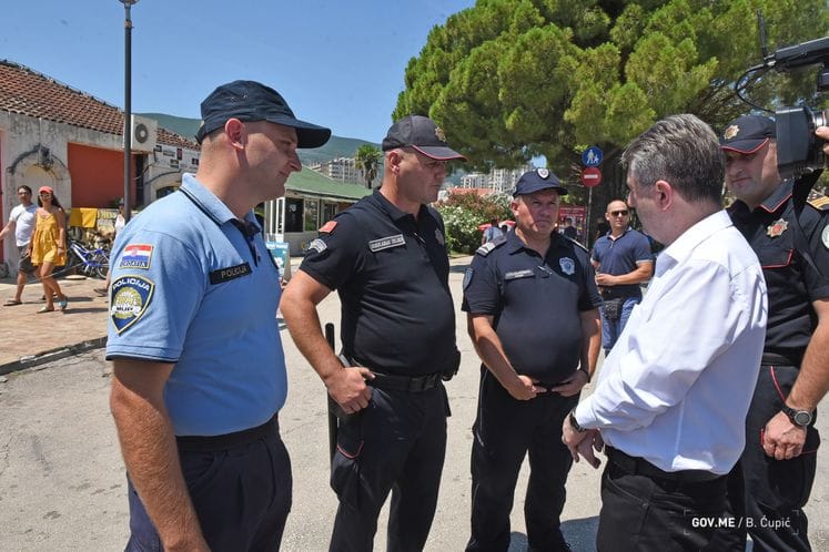 Ministar Nuhodžić u Igalu sa policajcima iz zajedničke patrole CG, Srb i HR: Vaš timski rad uliva povjerenje turistima i doprinosi većoj bezbjednosti CG